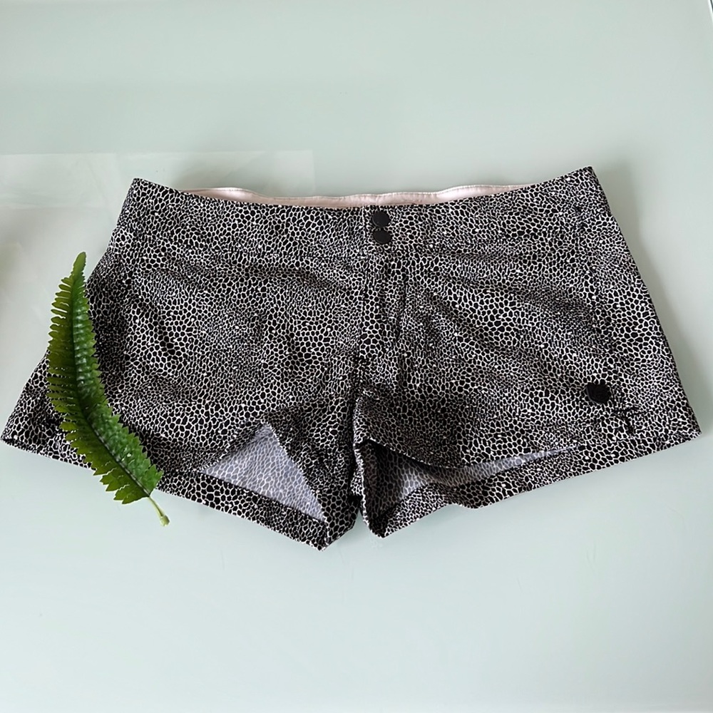 🔥 BURTON snakeskin print women’s shorts - size 26 - EUC